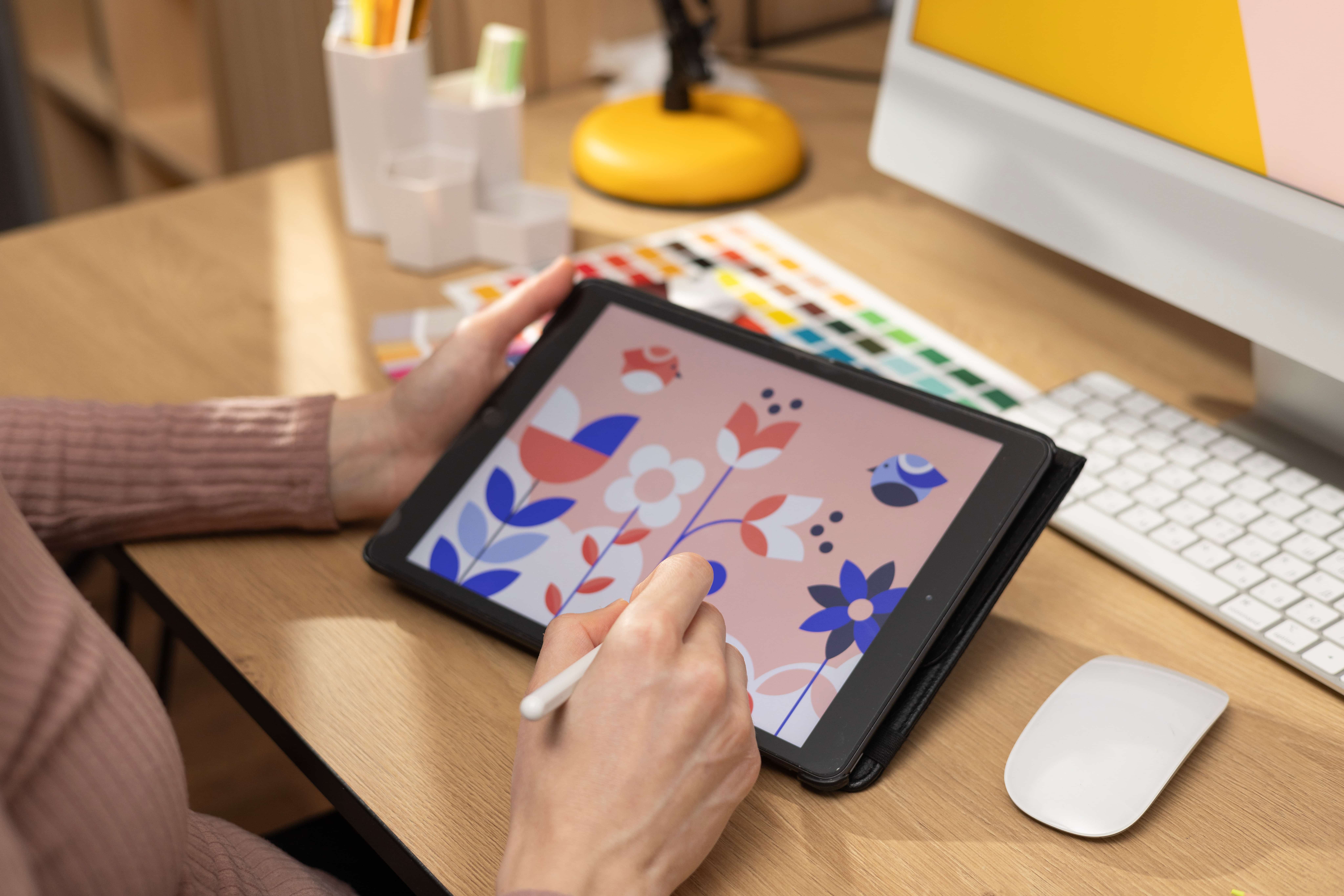 Equipo profesional de artes gráficas revisando pruebas de impresión y diseño en un estudio moderno de Madrid