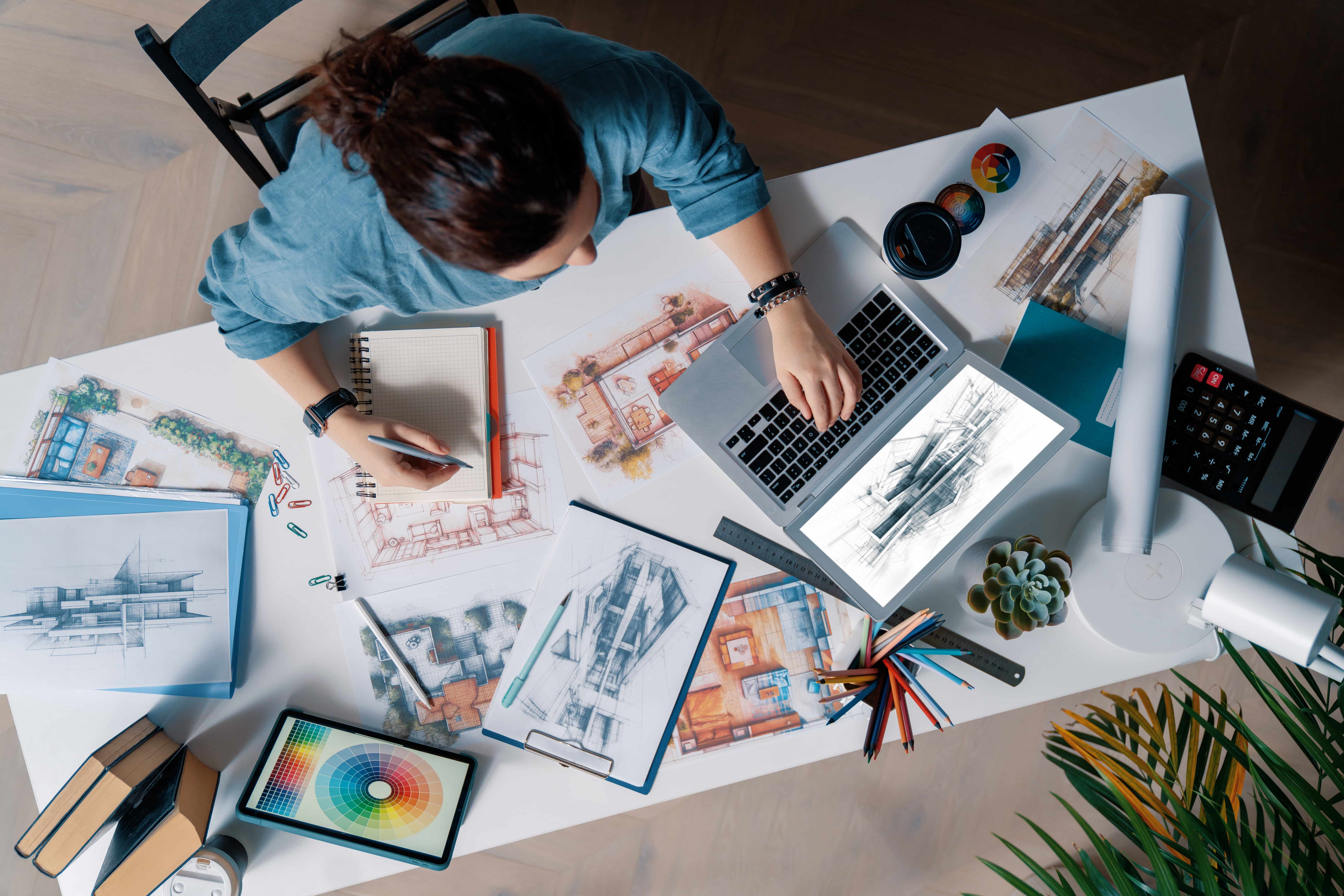 Tecnologías innovadoras en el sector gráfico madrileño, impresoras avanzadas y pantallas digitales en un entorno industrial