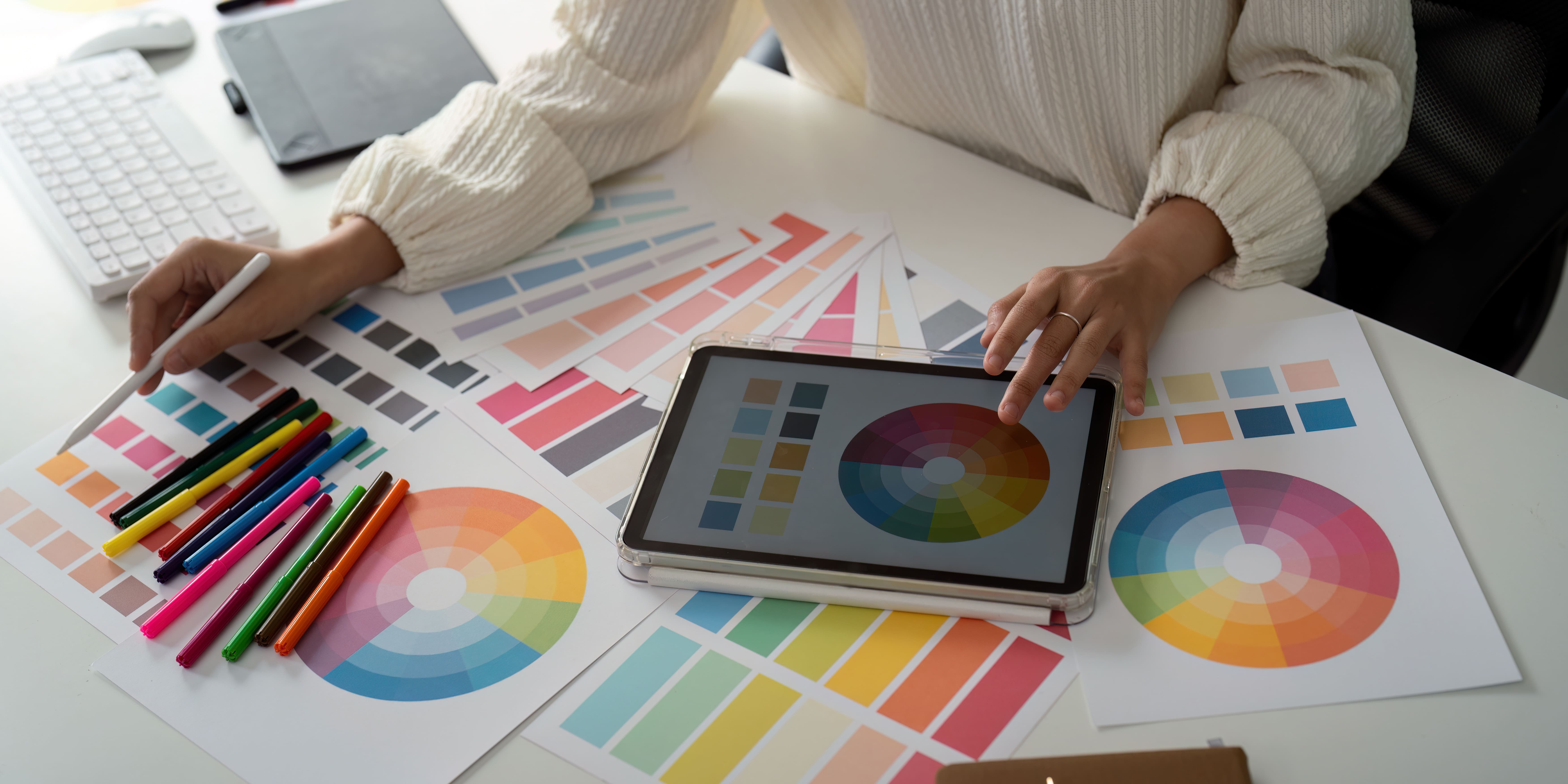 Collage representando el mundo de las artes gráficas: impresión, diseño y creatividad, enfocado en servicios profesionales en Madrid